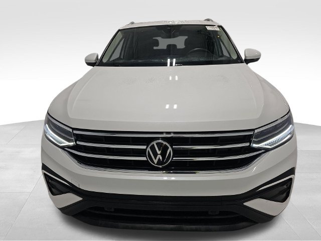 Used 2023 Volkswagen Tiguan SE w/ Panoramic Sunroof Package AWD/4WD image 2