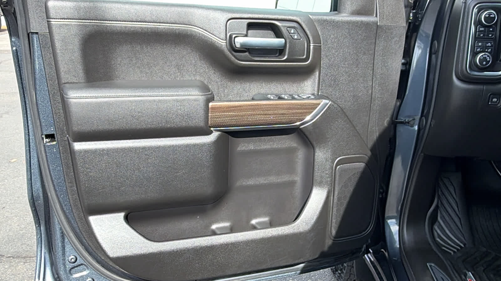 Used 2021 Chevrolet Silverado 1500 LT Trail Boss w/ LPO, Dark Essentials Package AWD/4WD image 23