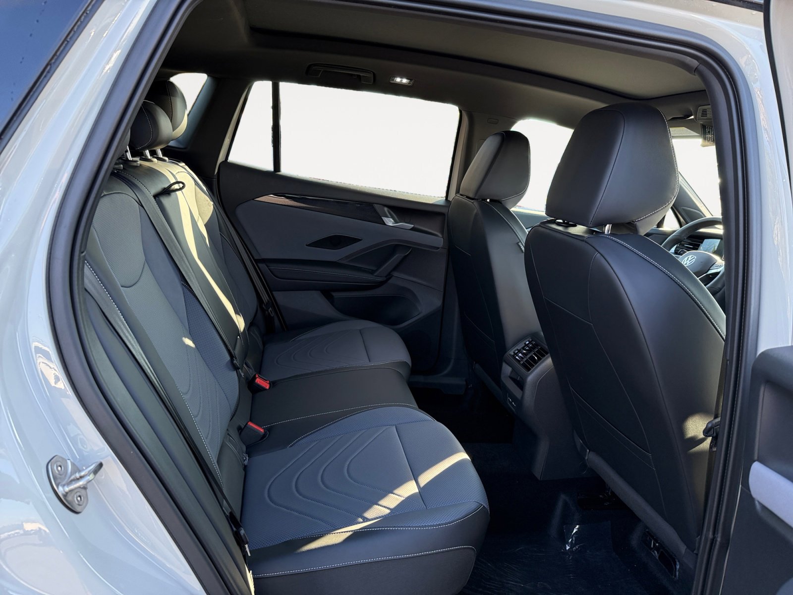New 2026 Volkswagen Tiguan SE R-Line image 18