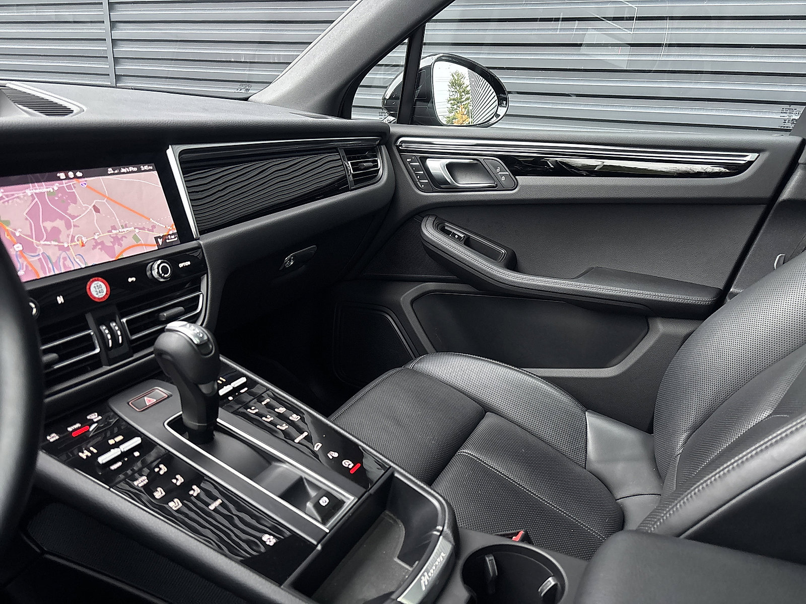 Certified 2024 Porsche Macan image 14
