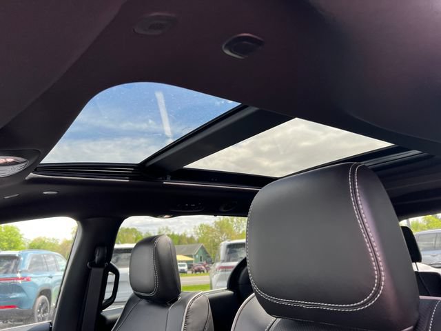 New 2027 Chrysler Pacifica Limited FWD image 8