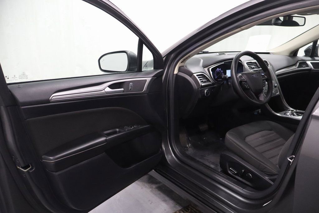 Used 2020 Ford Fusion SE image 10