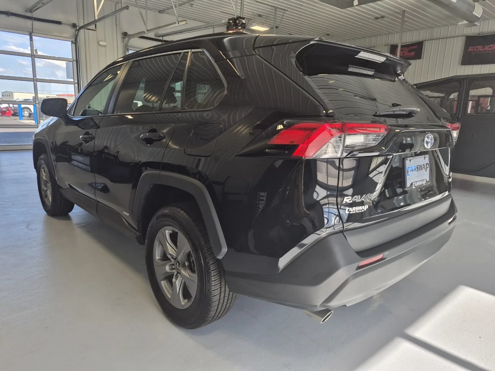 Used 2022 Toyota RAV4 LE AWD/4WD image 5