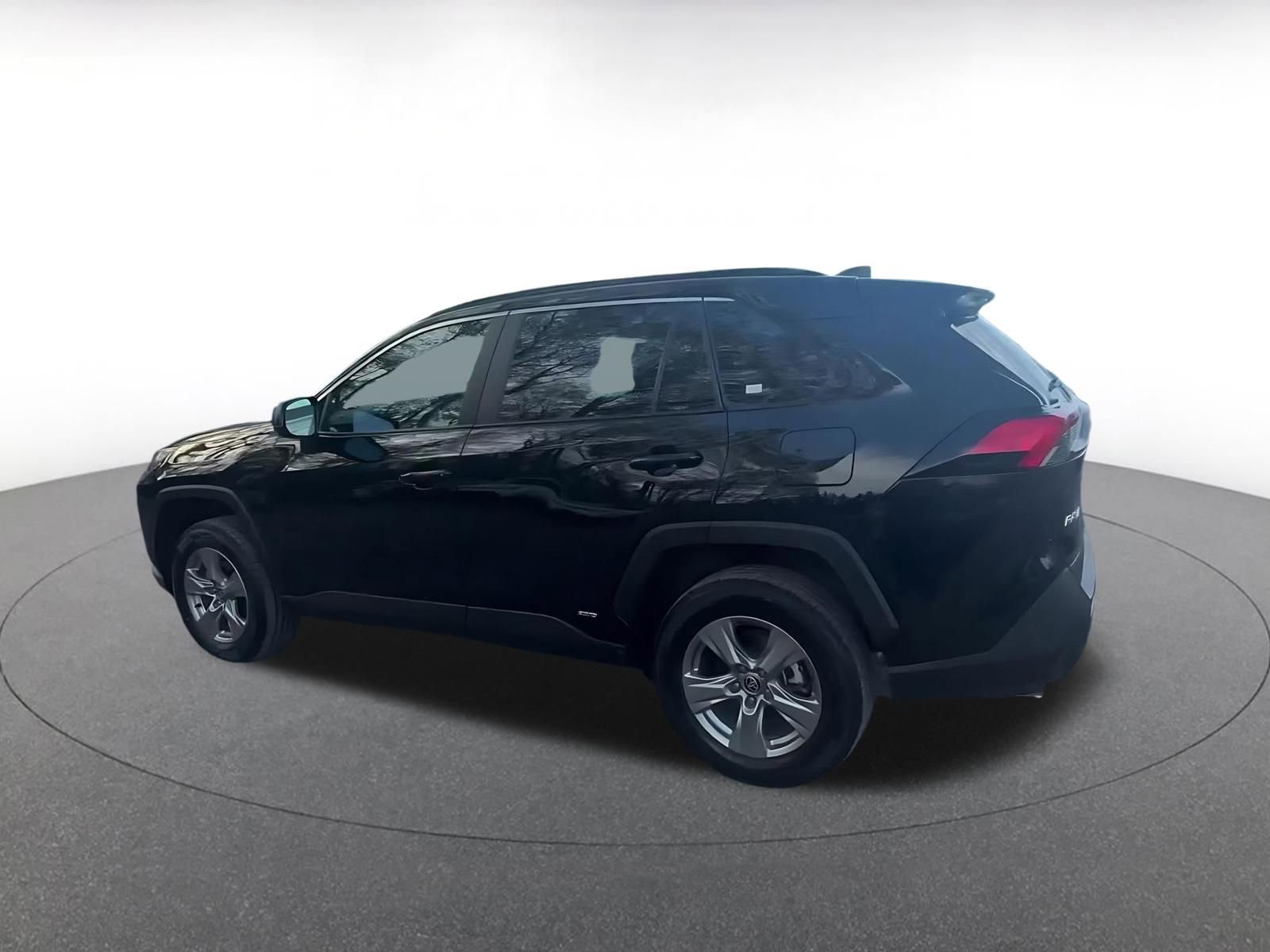 Used 2025 Toyota RAV4 LE AWD/4WD image 10
