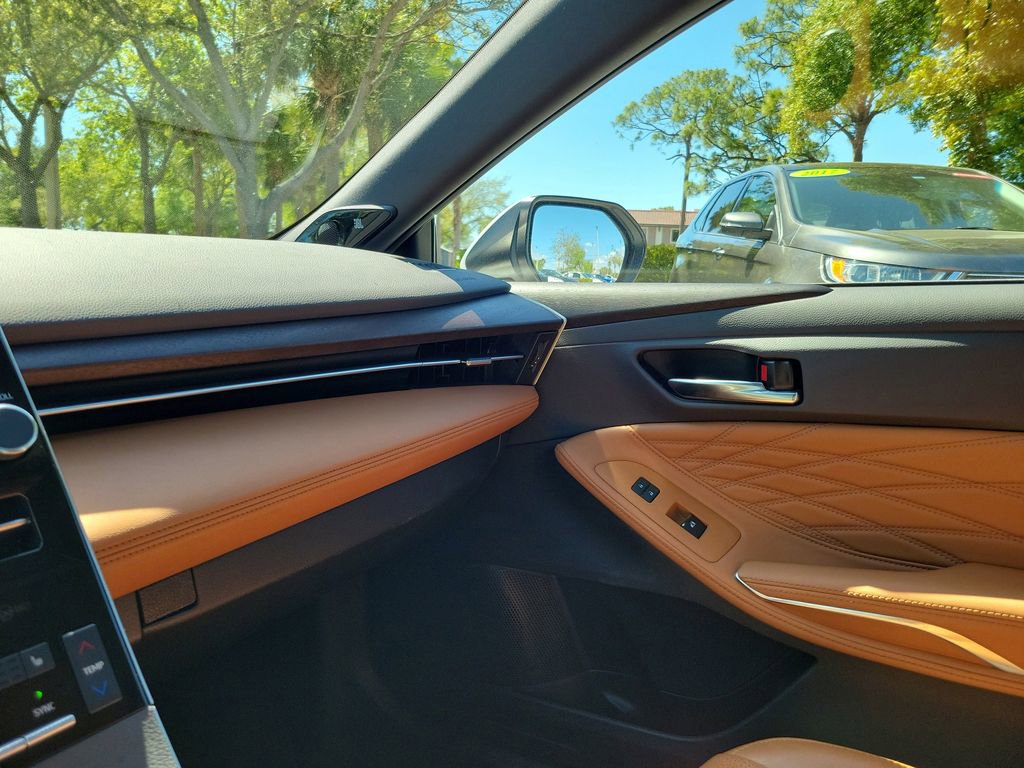 Used 2020 Toyota Avalon Limited image 31