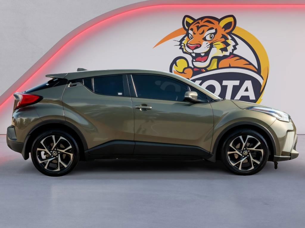 Used 2021 Toyota C-HR XLE FWD image 4