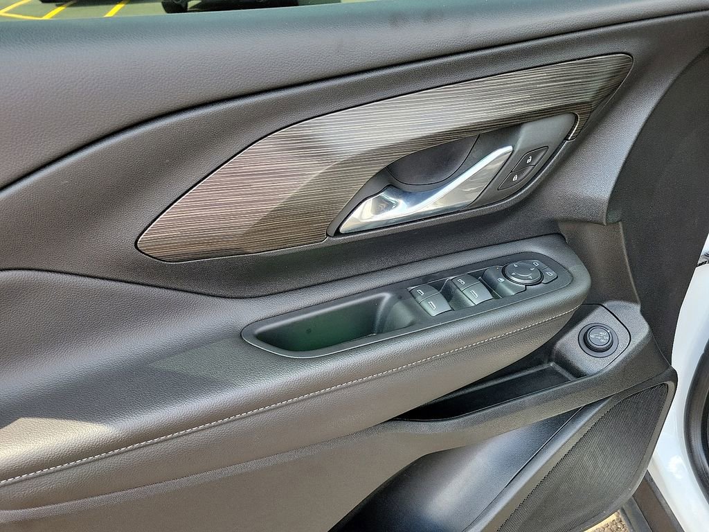 Used 2023 GMC Terrain SLE w/ Driver Convenience Package image 9