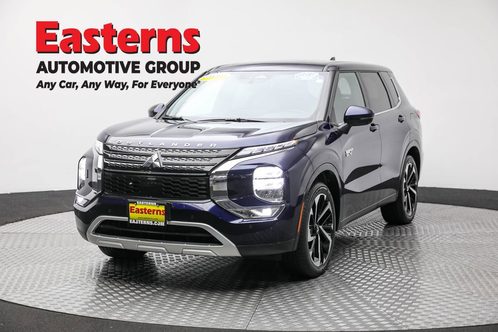 Used 2023 Mitsubishi Outlander SE image 1