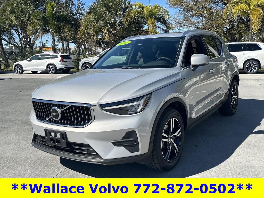 Used 2025 Volvo XC40 B5 Core image 2