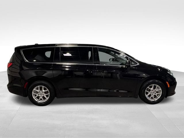 Used 2025 Chrysler Pacifica Select FWD image 4