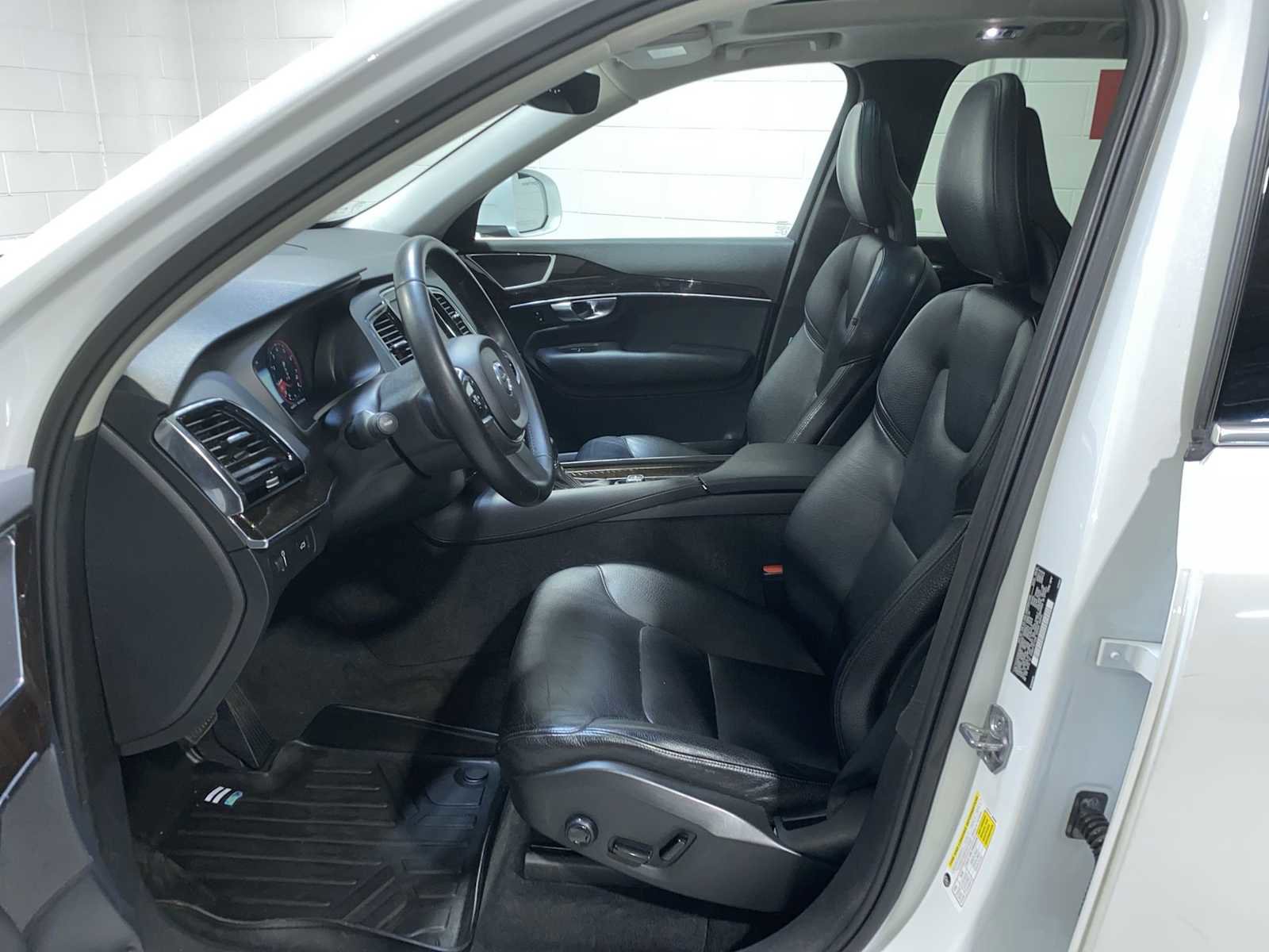 Used 2017 Volvo XC90 T6 Momentum w/ Vision Package image 2