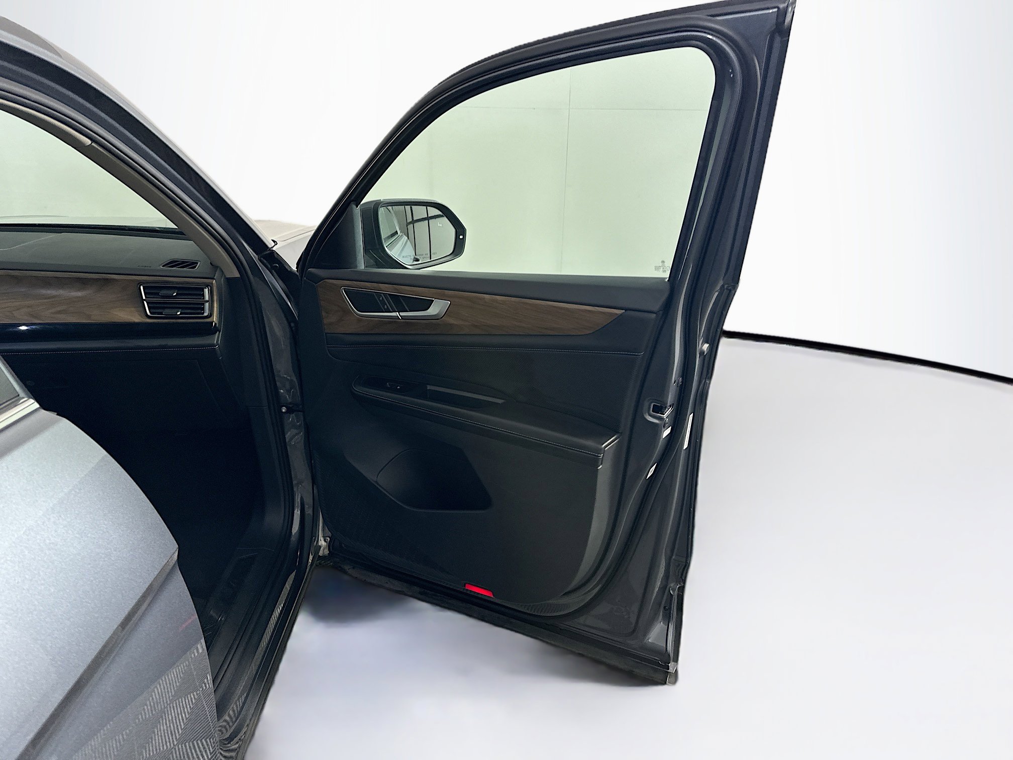 Used 2025 Volkswagen Atlas SE image 35