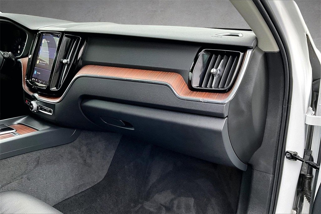 Used 2023 Volvo XC60 B5 Plus image 25