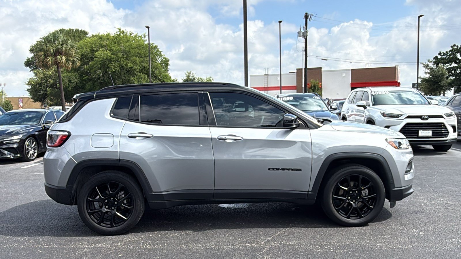 Used 2022 Jeep Compass Latitude FWD image 9