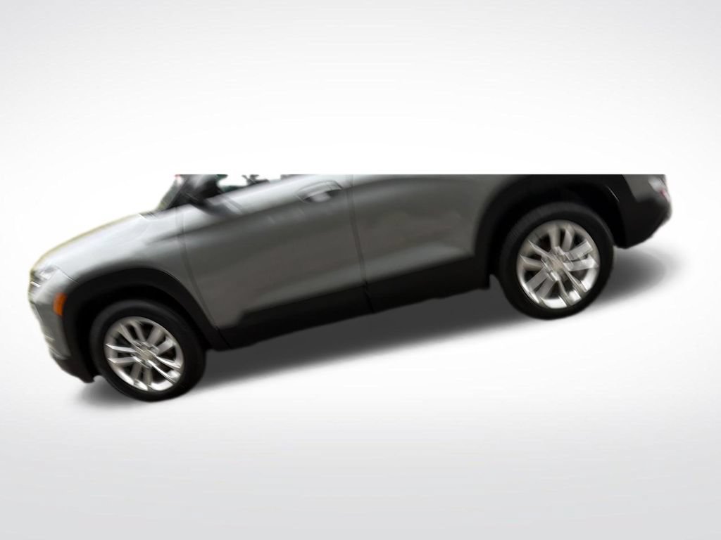 Used 2025 Chevrolet TrailBlazer LS w/ LS Convenience Package FWD image 3