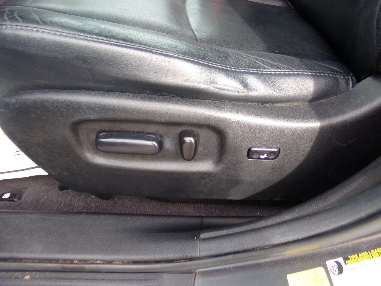 Used 2012 Toyota Highlander SE w/ Tow Pkg image 16