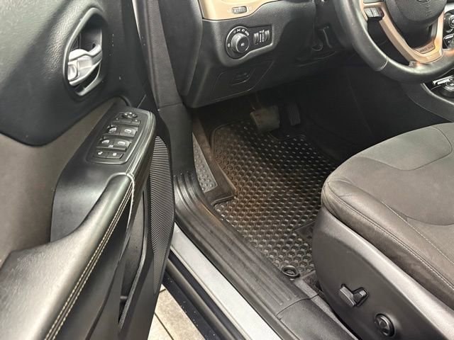 Used 2016 Jeep Cherokee Latitude w/ Cold Weather Group AWD/4WD image 11