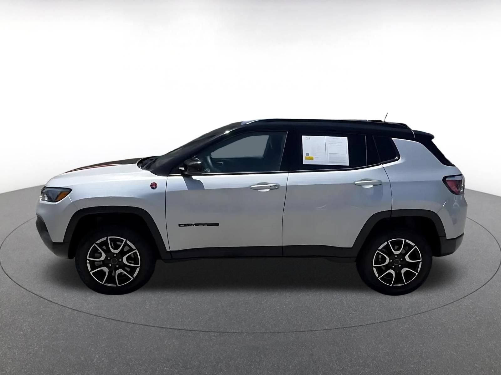 Used 2025 Jeep Compass Trailhawk AWD/4WD image 8