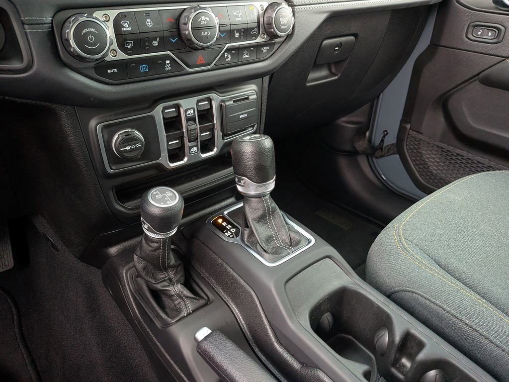 Used 2025 Jeep Wrangler Unlimited Sahara w/ Safety Group AWD/4WD image 19