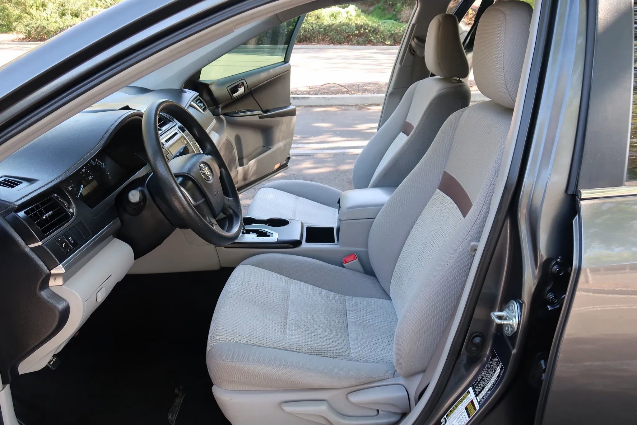 Used 2012 Toyota Camry L image 12