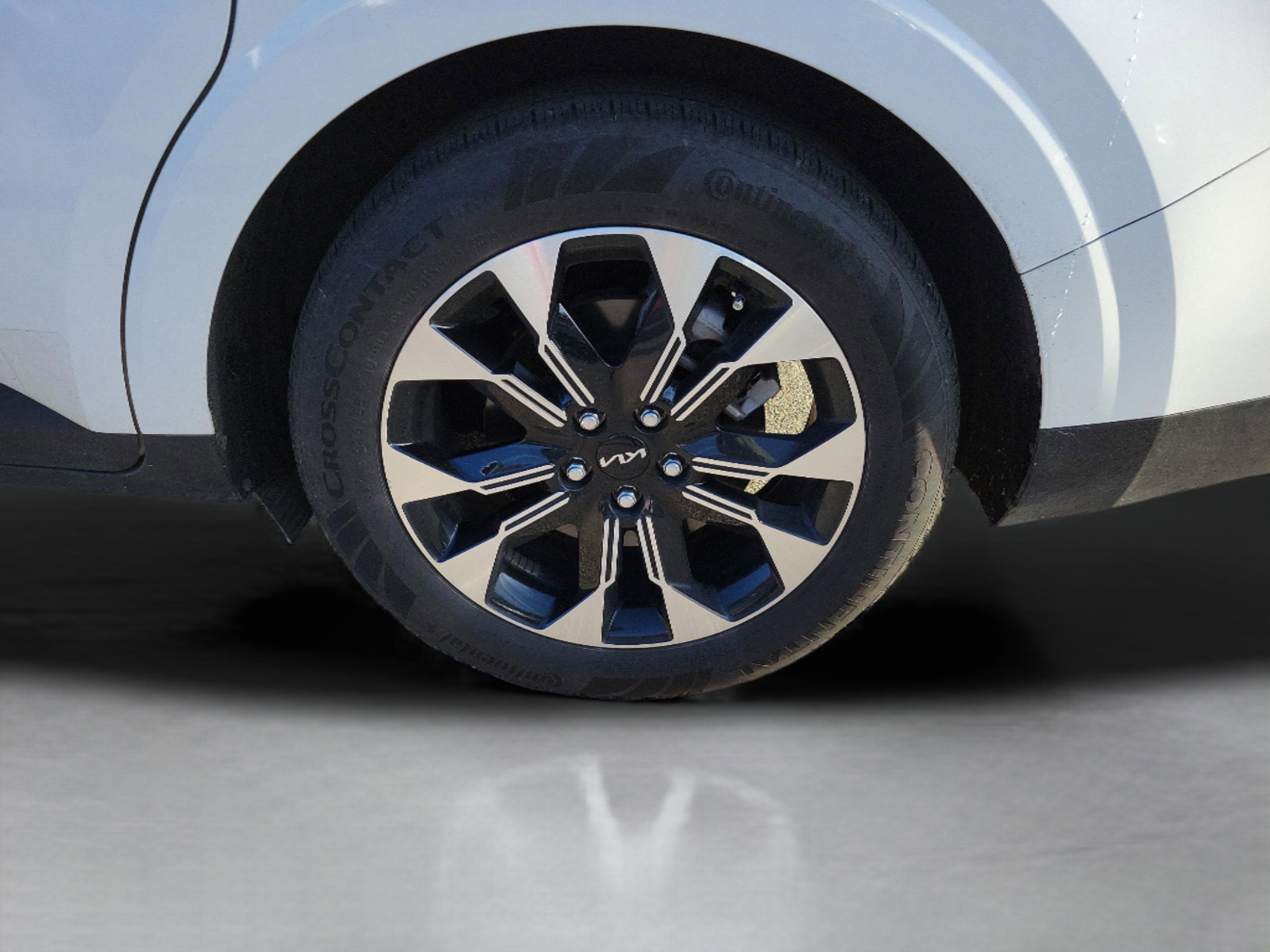 Used 2024 Kia Carnival EX image 8