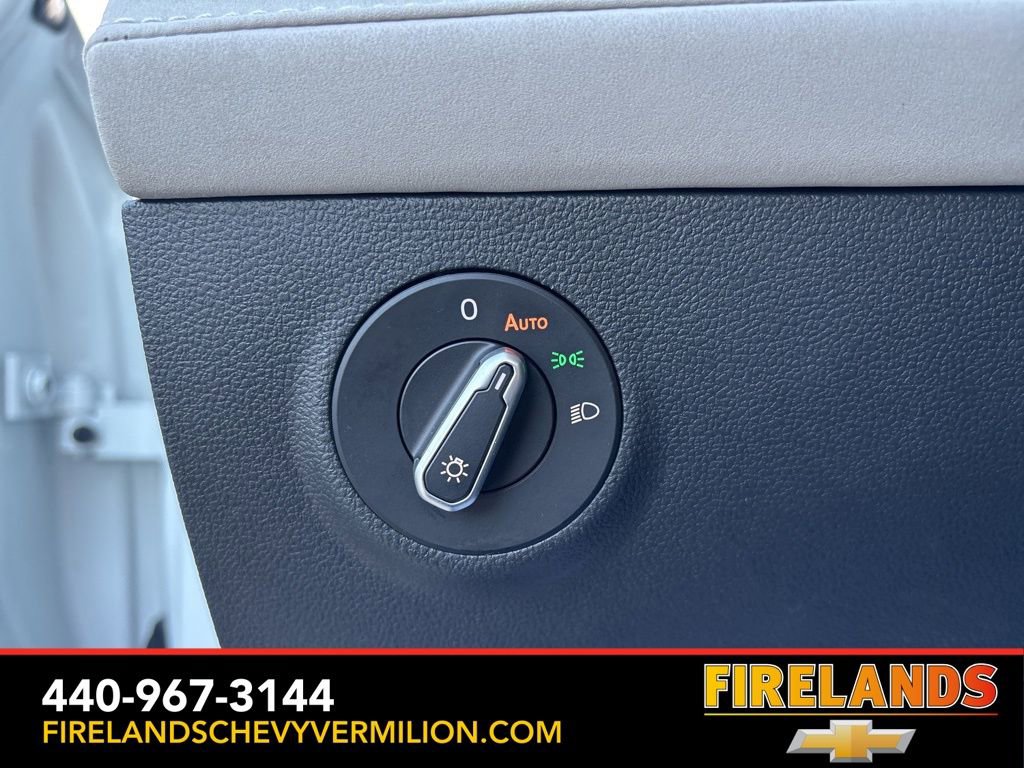 Used 2025 Volkswagen Taos SE image 17