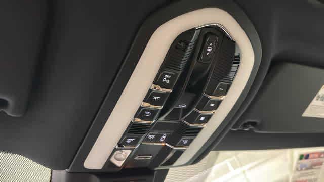 Used 2022 Porsche Macan AWD/4WD image 23