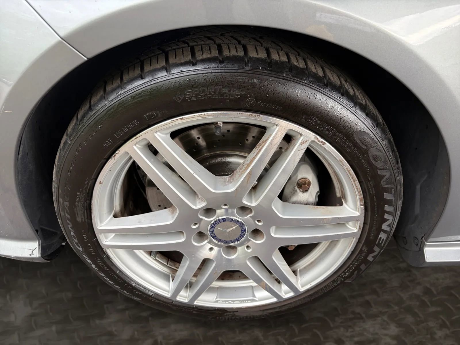 Used 2010 Mercedes-Benz E 550 4MATIC Sedan image 34