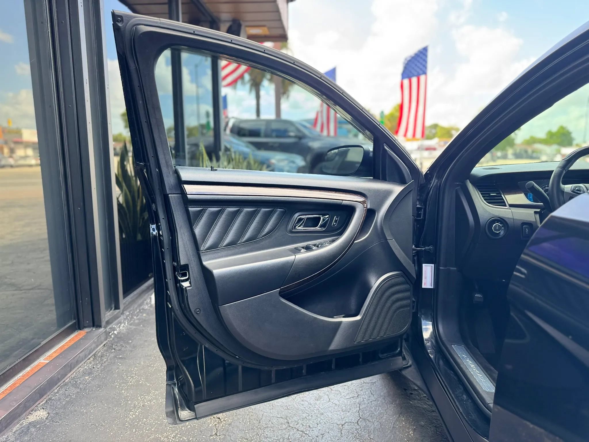 Used 2015 Ford Taurus Limited FWD image 28