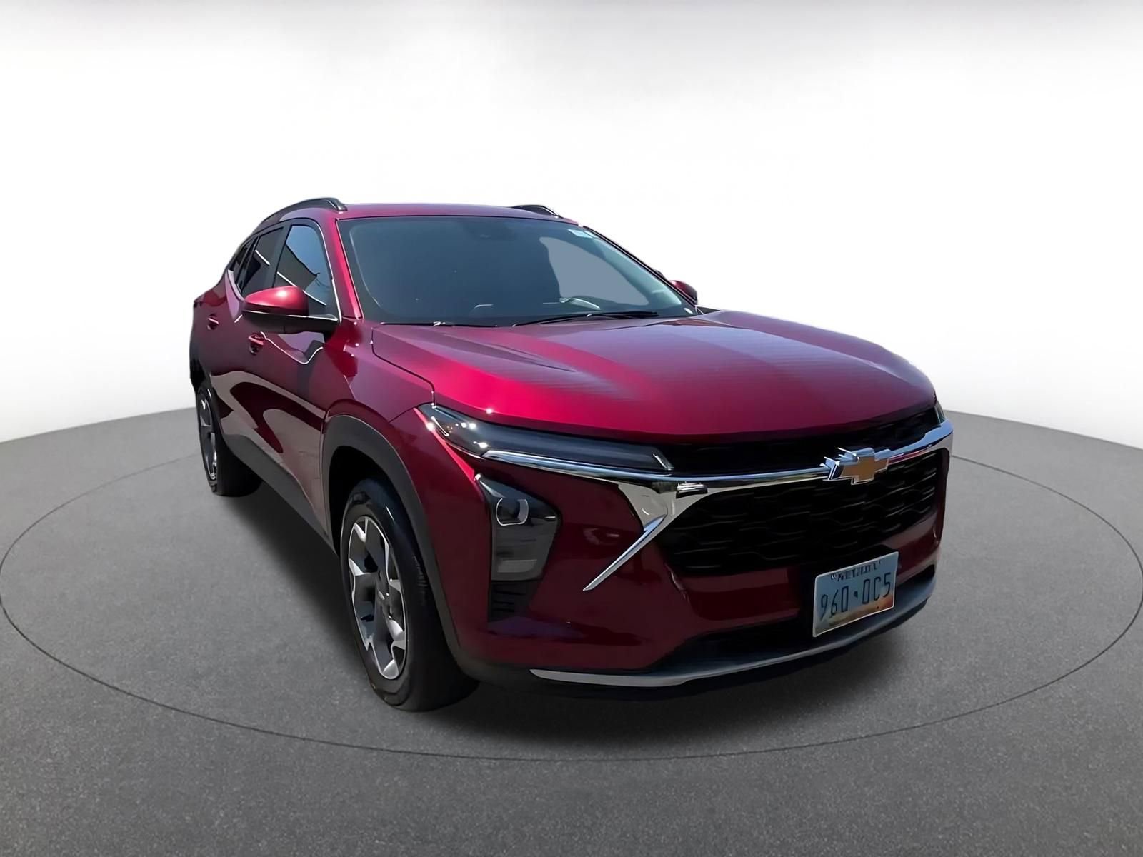 Used 2025 Chevrolet Trax LT FWD image 3
