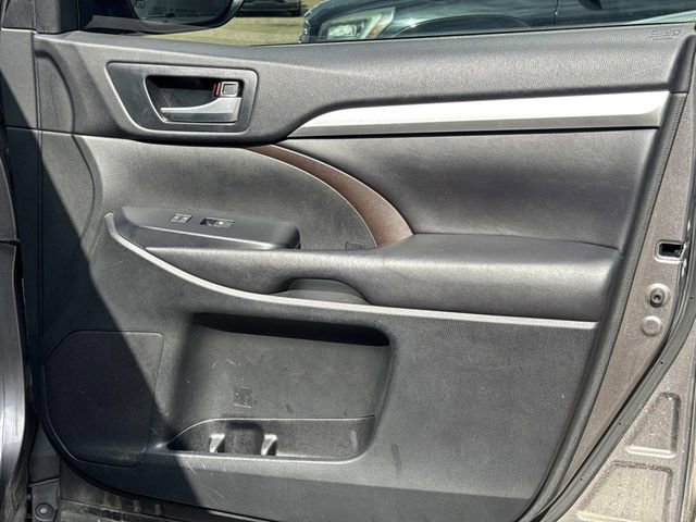 Used 2016 Toyota Highlander XLE image 18
