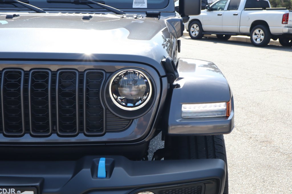 Used 2024 Jeep Wrangler Unlimited w/ Convenience Group AWD/4WD image 8