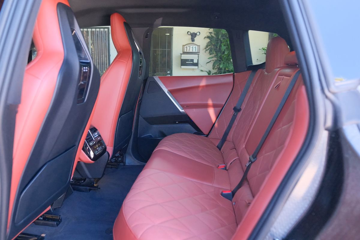 Used 2023 BMW iX xDrive50 w/ Sport Package AWD/4WD image 29