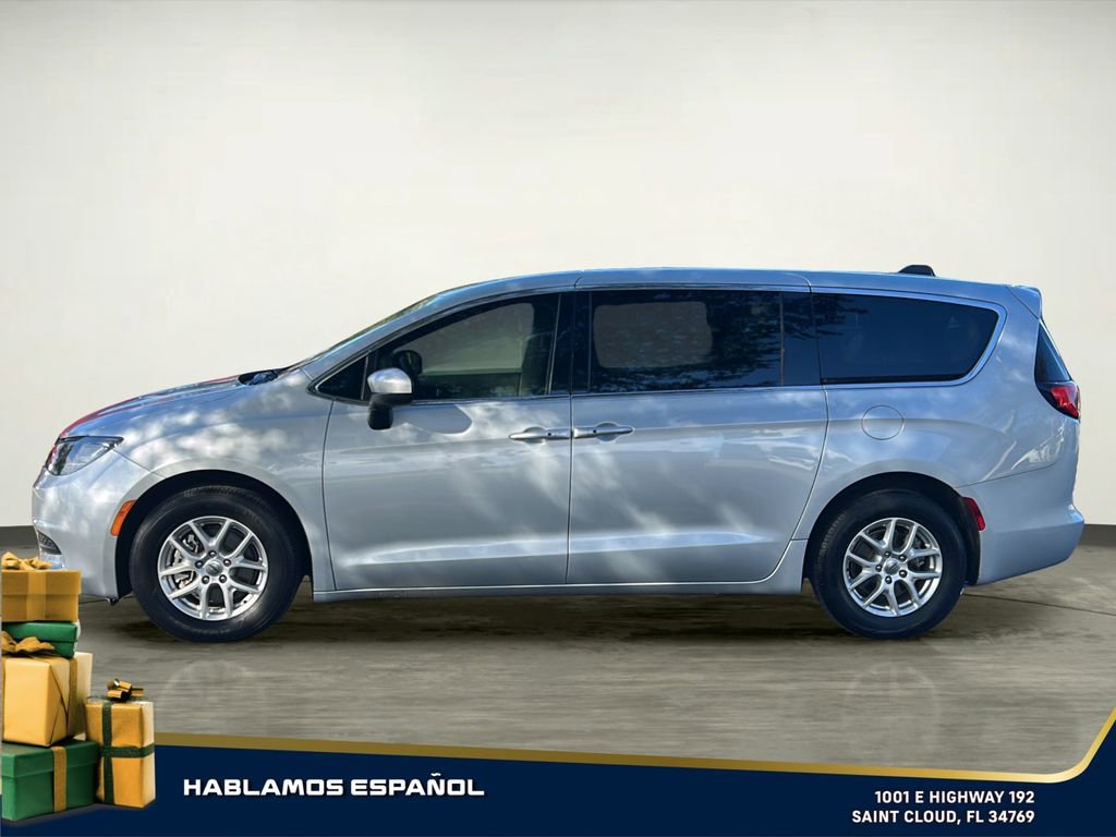 Used 2022 Chrysler Voyager LX image 3