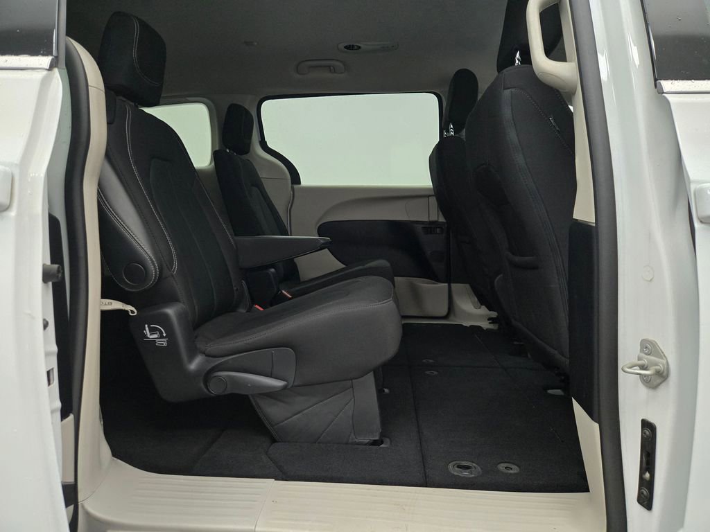 Used 2023 Chrysler Voyager LX image 31