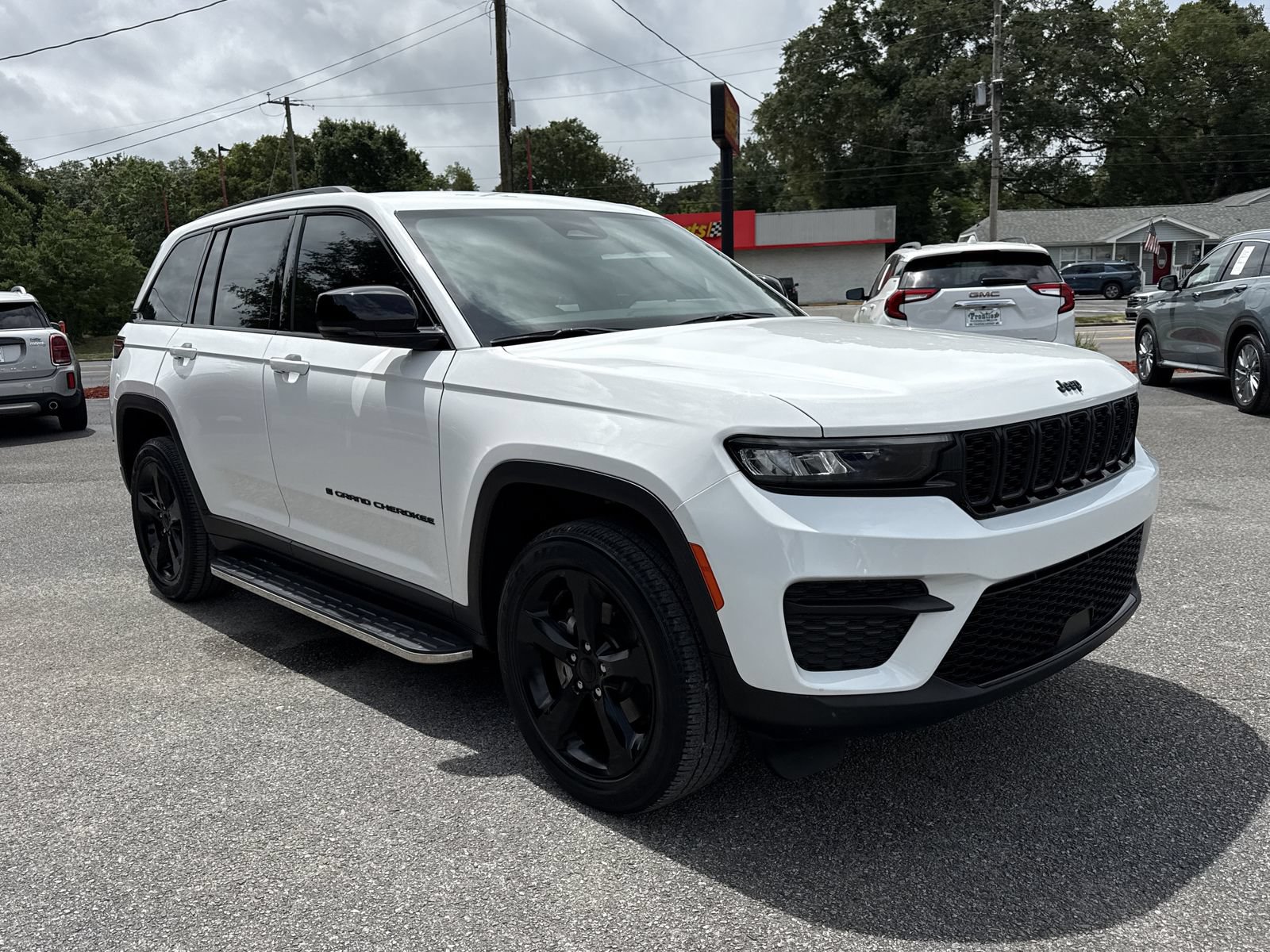 Used 2023 Jeep Grand Cherokee Altitude AWD/4WD image 7