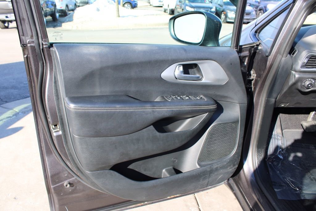 Used 2018 Chrysler Pacifica Touring-L w/ Premium Audio Group image 19