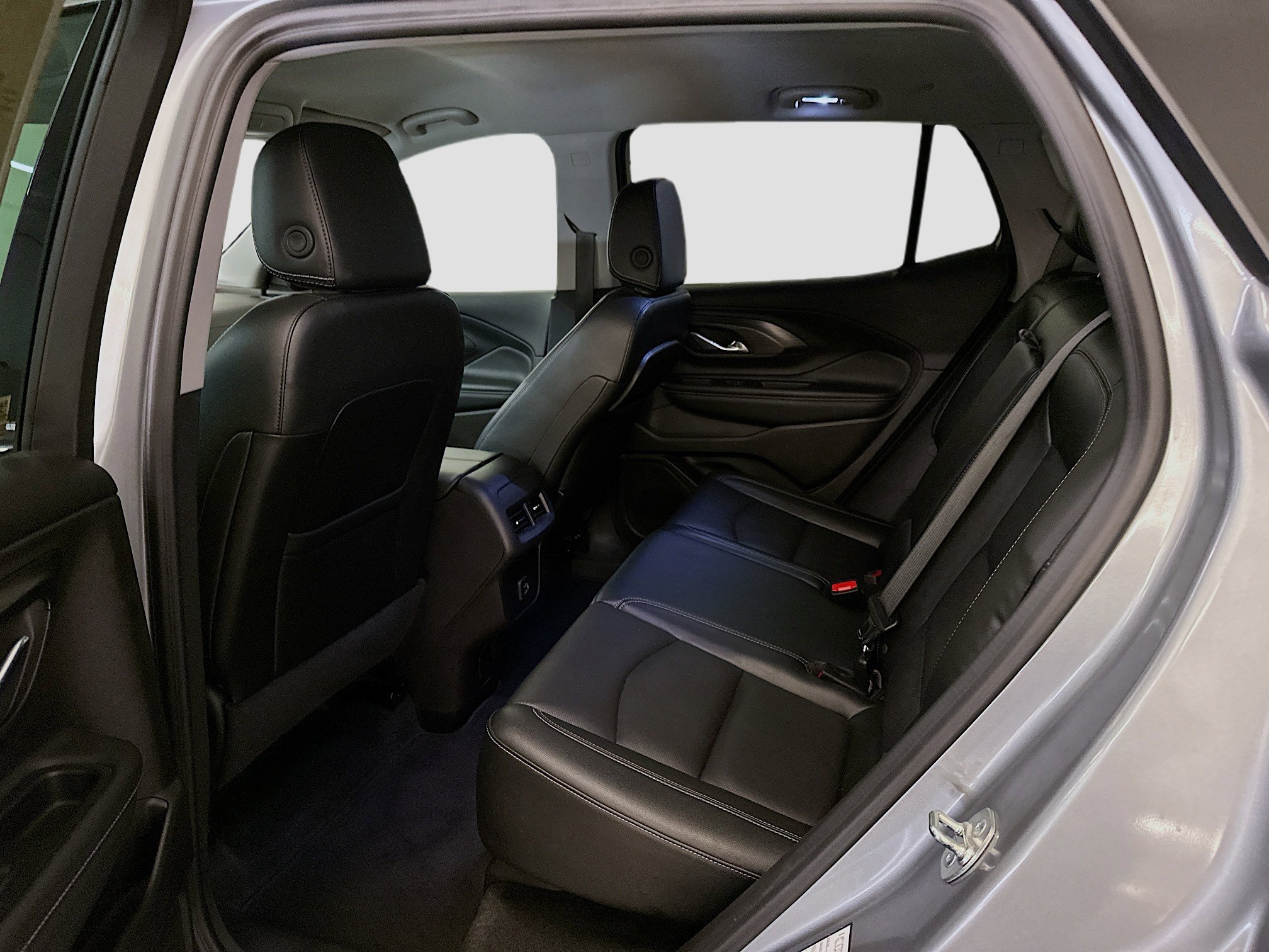 Used 2024 GMC Terrain SLT image 29