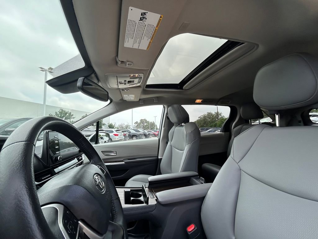 Used 2024 Toyota Sienna XLE w/ XLE Plus Package FWD image 12
