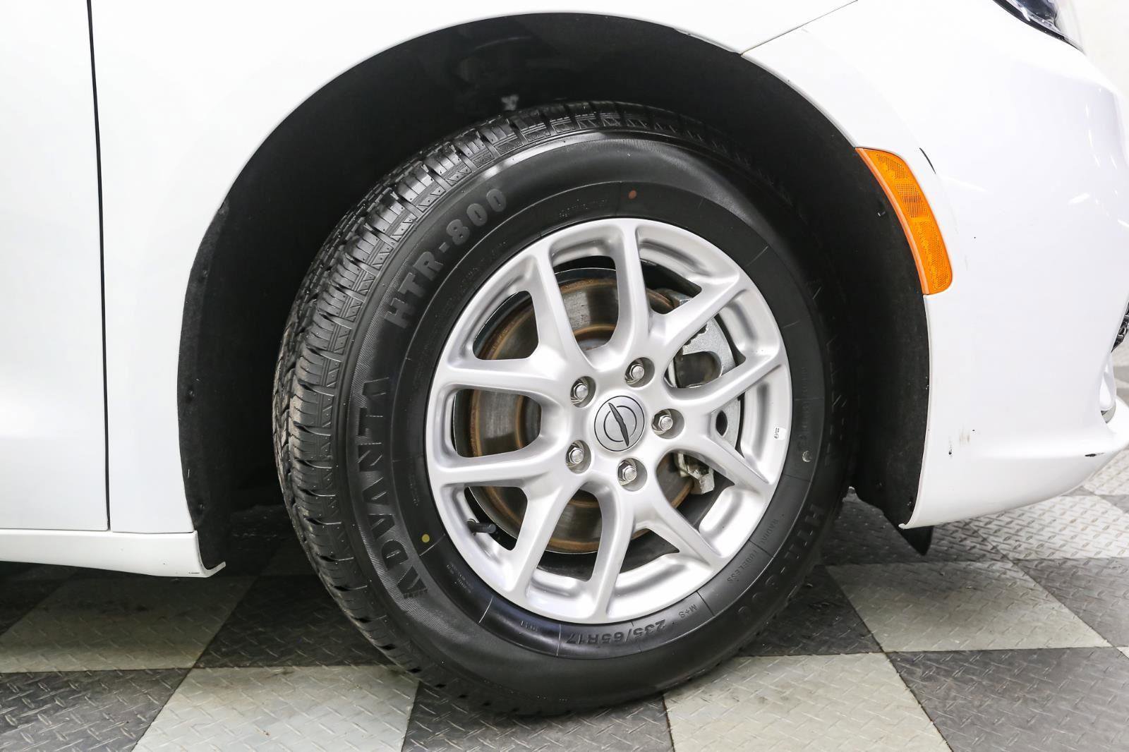 Used 2024 Chrysler Pacifica Touring-L image 15