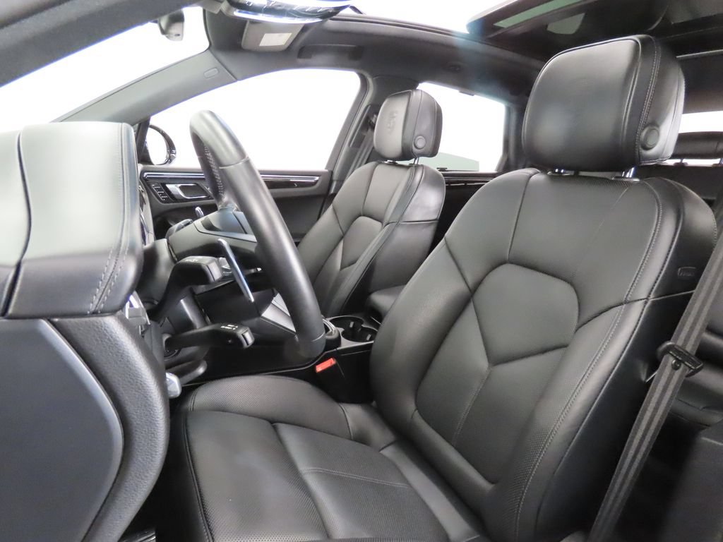 Certified 2026 Porsche Macan AWD/4WD image 5