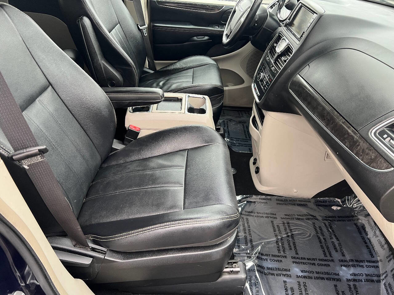 Used 2015 Chrysler Town & Country Touring w/ Driver Convenience Group image 30