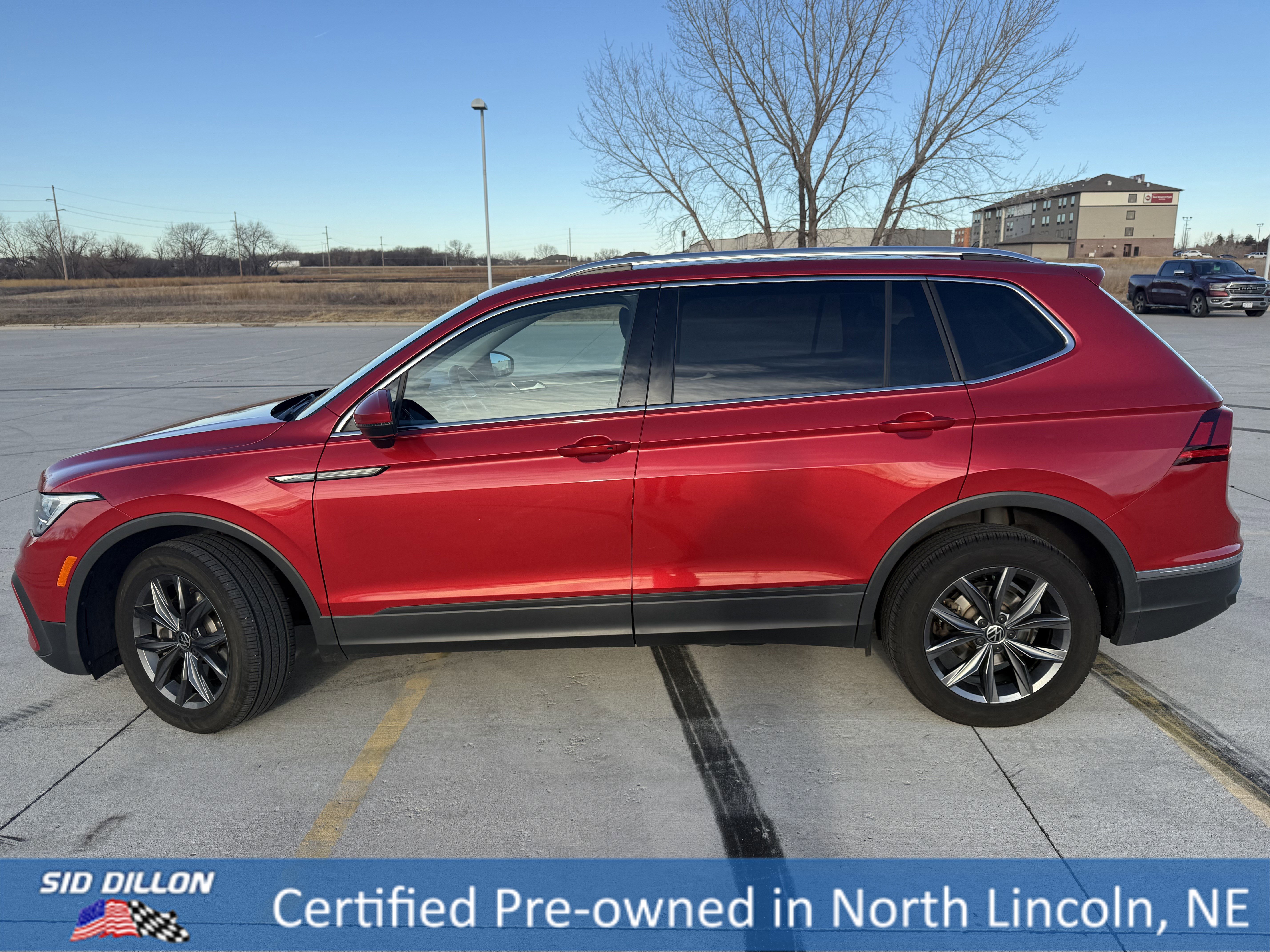 Used 2022 Volkswagen Tiguan SE image 2