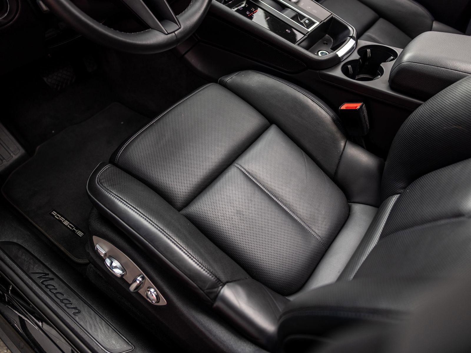 Certified 2023 Porsche Macan AWD/4WD image 43