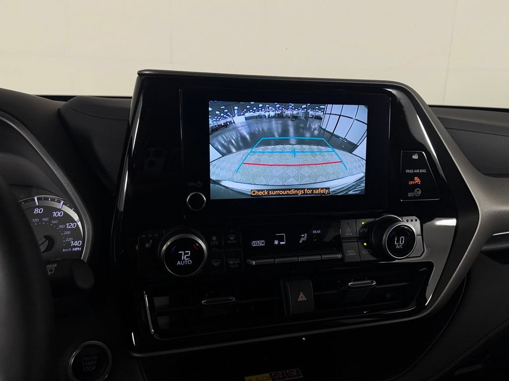 Used 2025 Toyota Highlander XLE FWD image 16