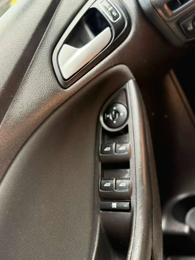 Used 2017 Ford Focus SE FWD image 18