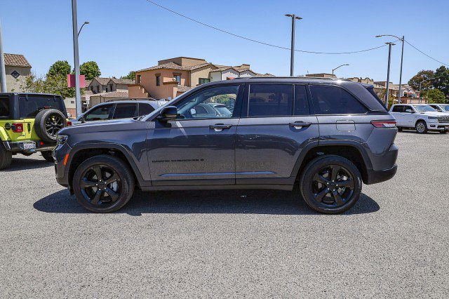 Used 2023 Jeep Grand Cherokee Limited w/ Black Appearance Package AWD/4WD image 7