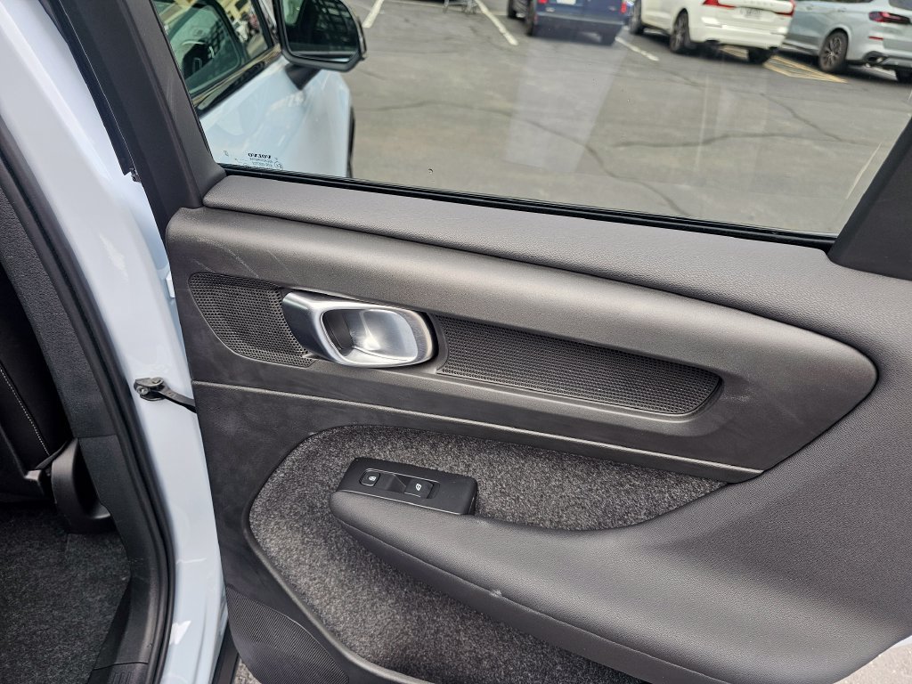 Certified 2025 Volvo XC40 B5 Ultra AWD/4WD image 32