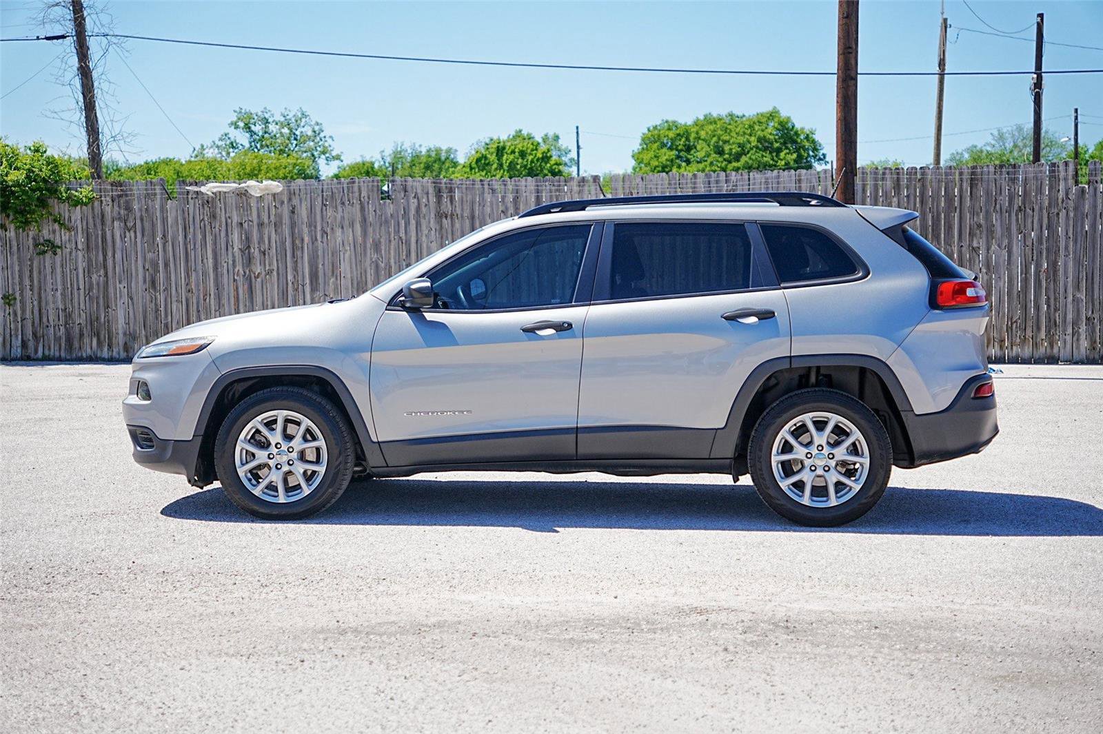 Used 2016 Jeep Cherokee Sport image 7