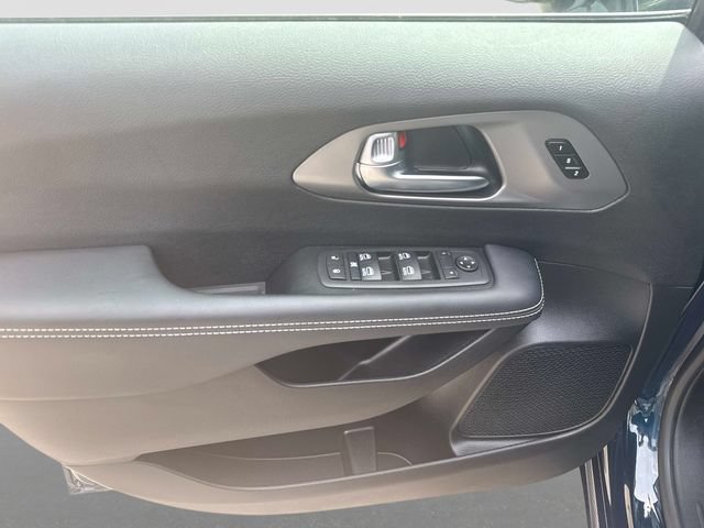 Used 2025 Chrysler Pacifica Select AWD/4WD image 11